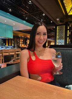 Yuri - puta in Dubai Photo 5 of 7