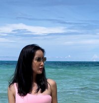 Yuri - puta in Dubai Photo 9 of 11
