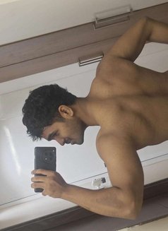 Yush - Acompañantes masculino in Kuwait Photo 1 of 5