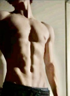 Yush - Acompañantes masculino in Kuwait Photo 3 of 5