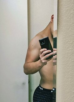 Yush - Acompañantes masculino in Kuwait Photo 5 of 5