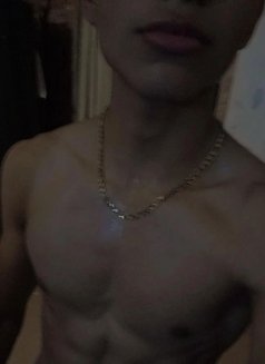 Yush - Acompañantes masculino in Kuwait Photo 5 of 6