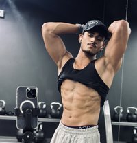 Yuvv video call confirmation - Agencia de acompañantes masculinas in New Delhi