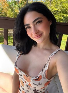 Yvetteeve - escort in Paris Photo 4 of 5