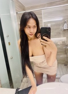 Yzabella - Transsexual escort in Singapore Photo 19 of 29