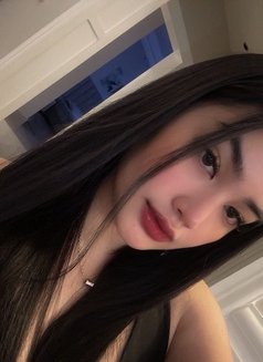 Yzi - escort in Singapore Photo 1 of 2