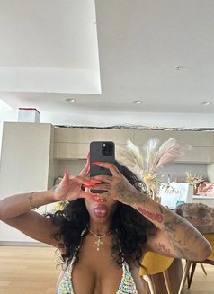 Zabeth - escort in Paris Photo 2 of 5