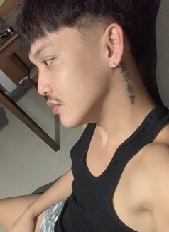 Zacky Twink - Male escort in Manila Photo 2 of 4
