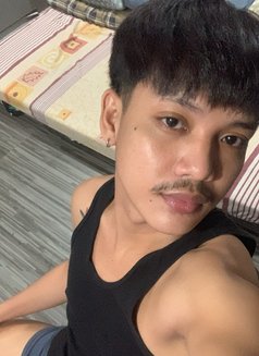 Zacky Twink - Male escort in Manila Photo 3 of 4