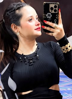 Zara Khan - puta in Udaipur Photo 5 of 5