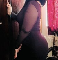 Zaraa Khan - puta in Pune