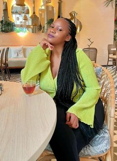 Zari - escort in Guangzhou Photo 2 of 3