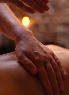 Žãÿ X̌ - masseur in Kathmandu Photo 2 of 4