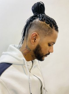 Zee - Male escort in Mumbai Photo 1 of 4