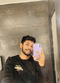 Zee - Male escort in Mumbai Photo 2 of 4