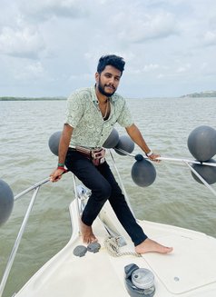 Zee - Male escort in Mumbai Photo 3 of 4