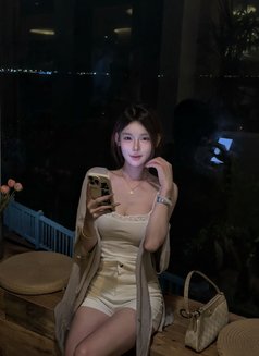 Willow - puta in Guangzhou Photo 1 of 4