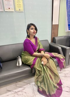 Ziaa - Transsexual dominatrix in Pune Photo 1 of 5