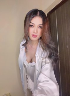 Zinni - Transsexual escort in Mumbai Photo 18 of 19