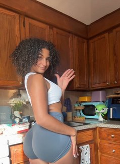 Zoé - adult performer in Frankfurt Photo 2 of 5