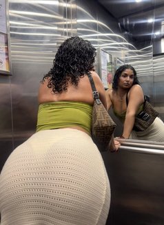 Zoé - puta in Milan Photo 2 of 6