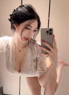 Lily - escort in Tokyo Photo 7 of 8