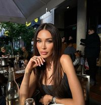 Zoe - escort in Hong Kong