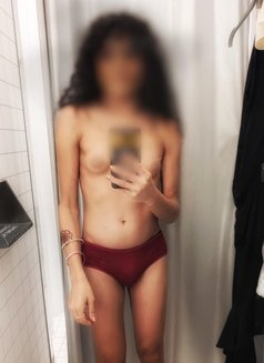 Zoya - A Petite Princess - Classy - Acompañantes transexual in Mumbai Photo 3 of 4
