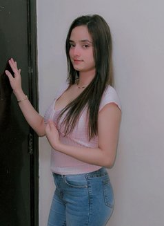 Zoyaa Khan Indian Model - puta in Dubai Photo 2 of 2